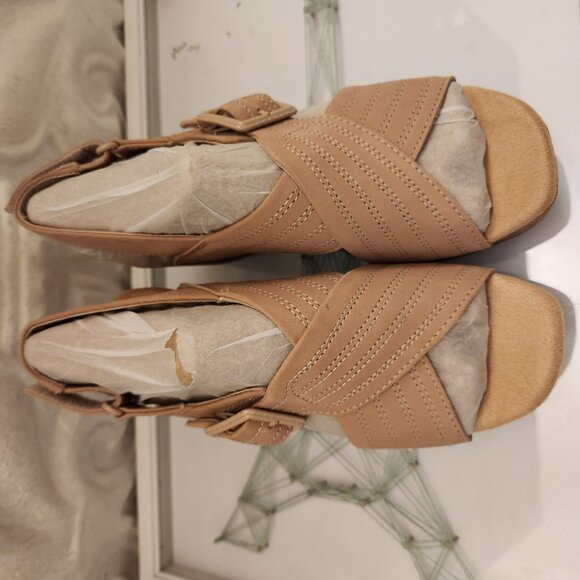 Clarks Leather "Nerisa West" Sand Nubuck Sandals. NIB. Size 5 - Picture 4 of 10